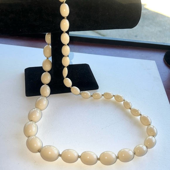 ♦️ Elegant Cream Beaded Necklace and Bracelet Set - Picture 3 of 3